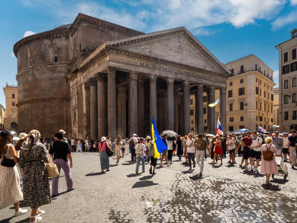 round square and visitors